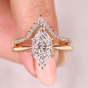 Dutch Marquise ring with round diamond pave style.