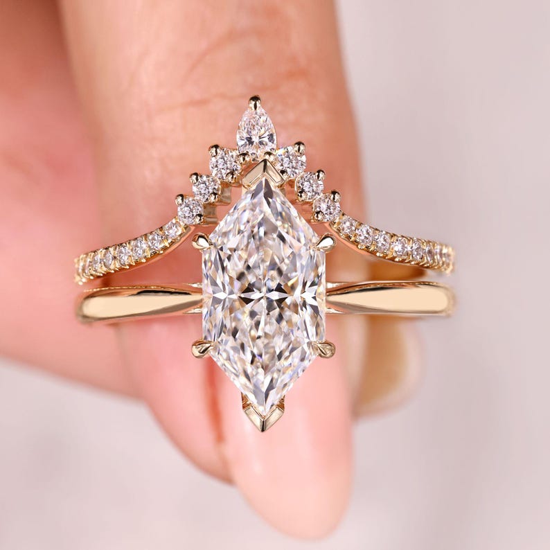 Dutch Marquise ring with round diamond pave style.