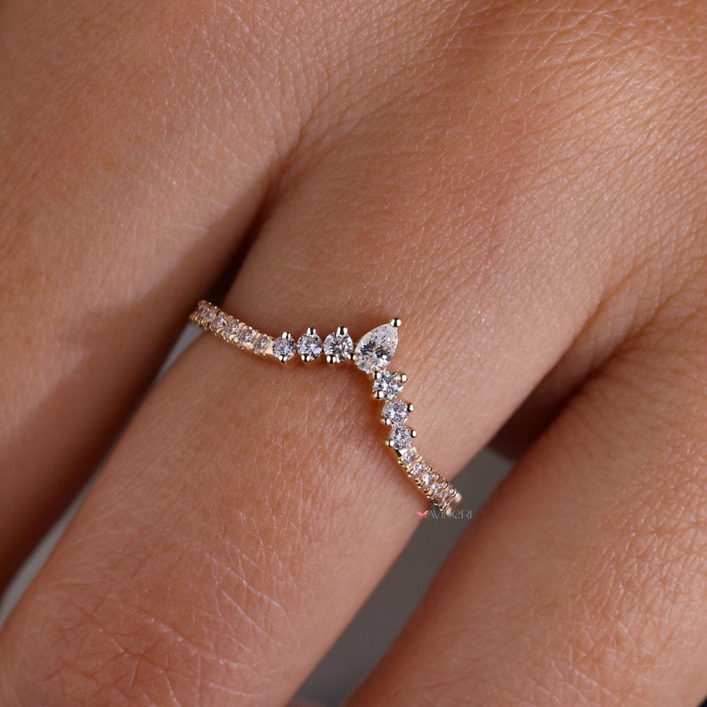 zooming image for curved wedding band on the finger