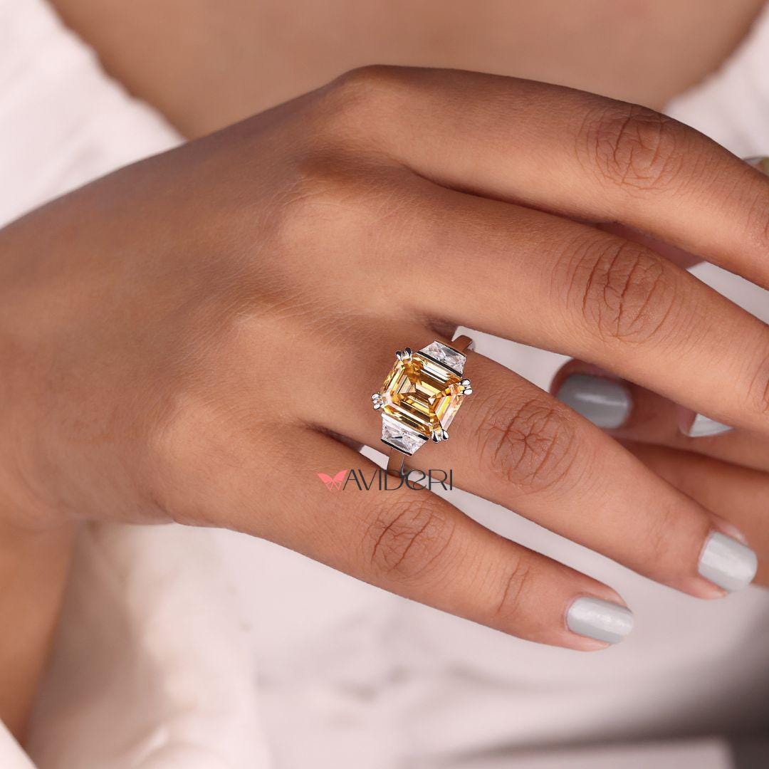 5カラットのエメラルドカットシャンパンモアッサナイトリング：台形