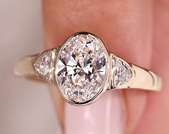 Im Labor gewachsene Diamantring Lünette, Ovaler Verlobungsring Drei Stein, Seitliche Trillion Diamanten, sich verjüngendes Band, IGI-zertifizierter Diamant-Ehering