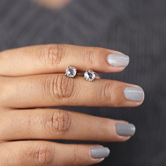 1.50カラット ラウンドモアッサナイト スタッドピアス、14Kホワイト