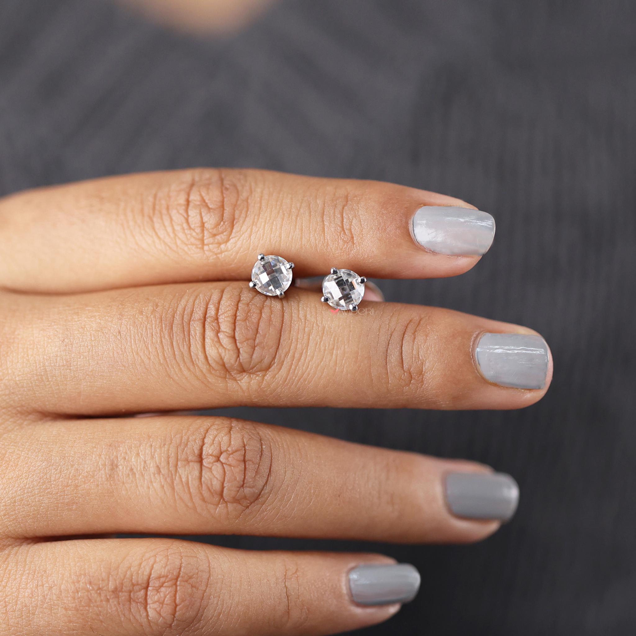 1.50カラット ラウンドモアッサナイト スタッドピアス、14Kホワイト