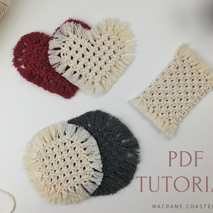 Può includere: Una collezione di sottobicchieri in macramè fatti a mano in varie forme e colori. Include sottobicchieri a forma di cuore, rotondi e rettangolari in crema, bordeaux e grigio. È visibile anche il testo "PDF TUTORIAL" e "MACRAME COASTERS".