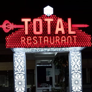 insegna luminosa, segnaletica personalizzata con logo a led 3d, insegna aziendale personalizzata con luce in metallo, insegna con logo da parete per ufficio spazzolato, insegna aziendale illuminata frontale per esterni