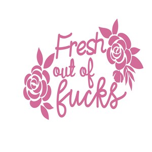 Pode incluir: Design floral rosa com a frase "Fresh out of fucks" em fonte cursiva. O texto é rodeado por rosas e folhas estilizadas, tudo num tom rosa a condizer, sobre um fundo branco.