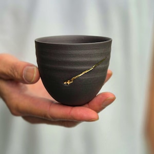 Black porcelain scarred pot (approx 7cm h)