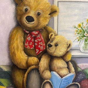 Puede incluir: Dos osos de peluche marrones sentados en una colcha de retazos colorida. El oso m&aacute;s grande lleva gafas y una bufanda roja y blanca. El oso m&aacute;s peque&ntilde;o sostiene un libro azul que dice "The Bear Book".