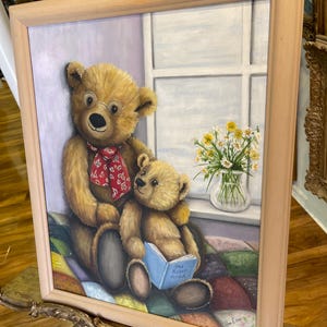 Puede incluir: Una pintura de dos osos de peluche sentados en una colcha de retazos. El oso m&aacute;s grande lleva gafas y una bufanda roja. El oso m&aacute;s peque&ntilde;o sostiene un libro azul que dice "The Book Nook".