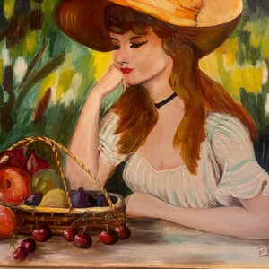 Puede incluir: Una pintura de una mujer con un gran sombrero de paja, sentada a una mesa con una cesta de fruta. La fruta incluye manzanas, ciruelas, cerezas y peras. La mujer lleva un vestido blanco con rayas azules. La pintura est&aacute; firmada "M.B. Dawson 1987".