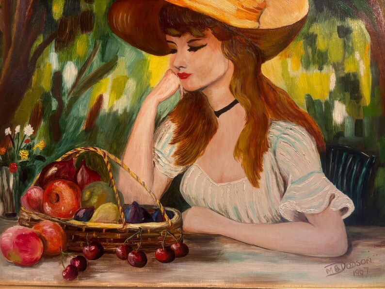 Puede incluir: Una pintura de una mujer con un gran sombrero de paja, sentada a una mesa con una cesta de fruta. La fruta incluye manzanas, ciruelas, cerezas y peras. La mujer lleva un vestido blanco con rayas azules. La pintura est&aacute; firmada "M.B. Dawson 1987".