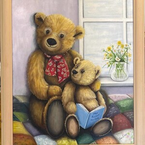 Puede incluir: Una pintura de dos osos de peluche sentados en una colcha de retazos colorida. El oso m&aacute;s grande lleva gafas y una bufanda roja. El oso m&aacute;s peque&ntilde;o sostiene un libro azul titulado "The Bear Book".