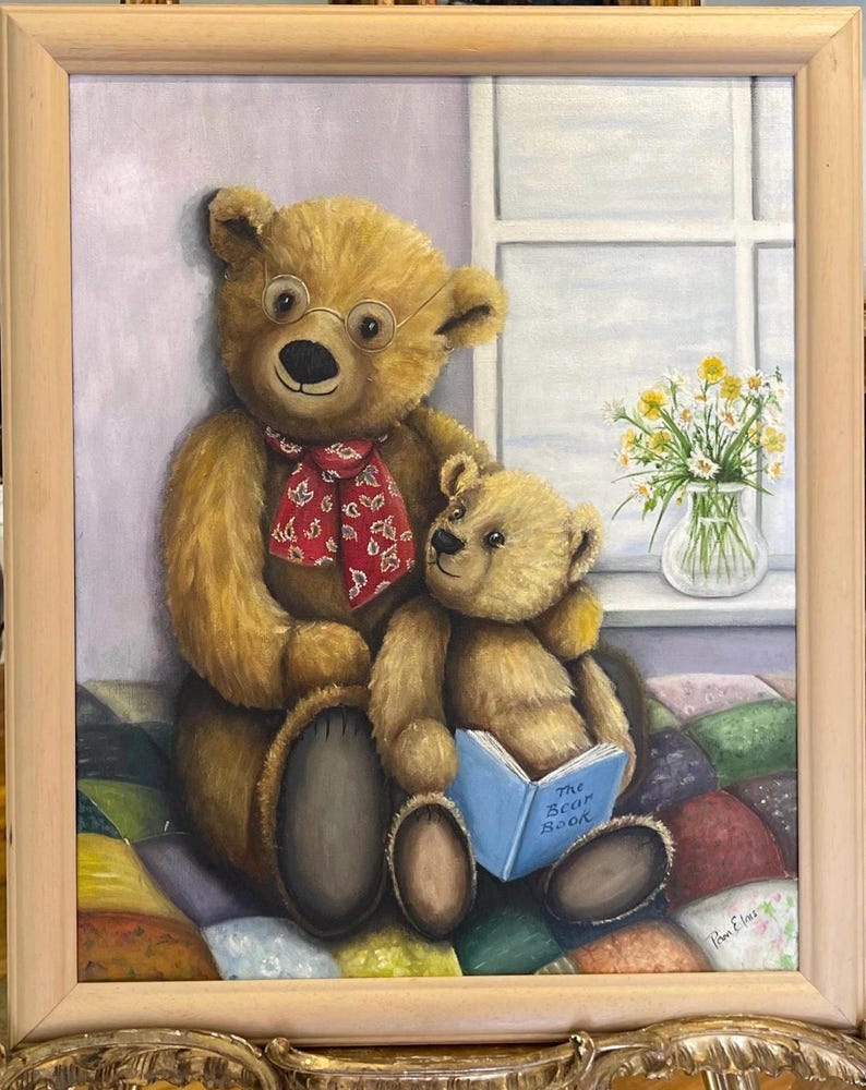 Puede incluir: Una pintura de dos osos de peluche sentados en una colcha de retazos colorida. El oso m&aacute;s grande lleva gafas y una bufanda roja. El oso m&aacute;s peque&ntilde;o sostiene un libro azul titulado "The Bear Book".