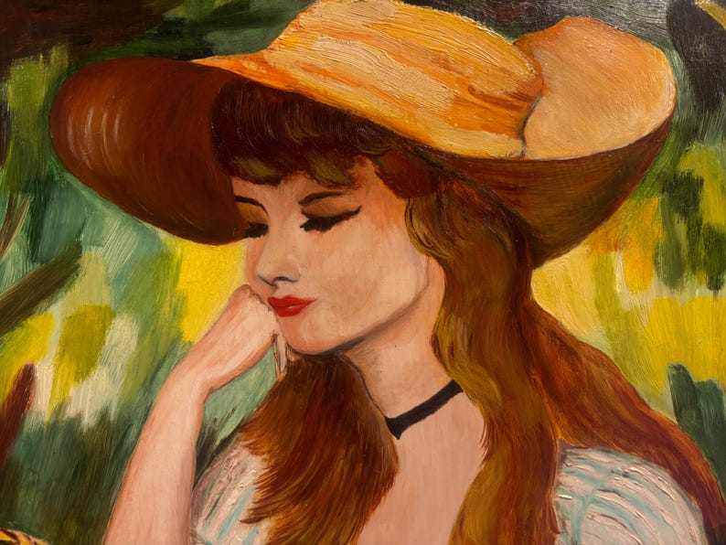 Puede incluir: Una pintura de una mujer con cabello largo y casta&ntilde;o que lleva un gran sombrero de paja de ala ancha con una cinta marr&oacute;n. Lleva una blusa blanca con un estampado azul claro. El fondo es un paisaje verde y amarillo borroso.