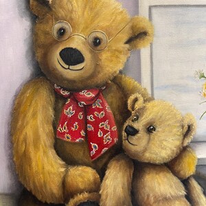 Puede incluir: Dos osos de peluche, uno con gafas y una bufanda roja, est&aacute;n sentados juntos. El oso m&aacute;s grande est&aacute; sosteniendo al m&aacute;s peque&ntilde;o, que est&aacute; leyendo un libro azul con el texto "The Ocean" en la portada.