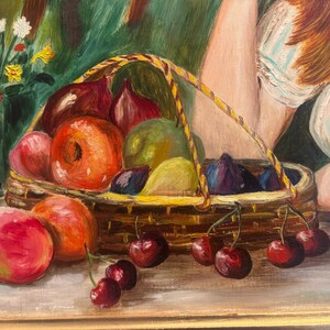 Puede incluir: Una pintura de bodeg&oacute;n que representa una cesta llena de frutas y verduras. La cesta est&aacute; hecha de madera trenzada y tiene un asa amarilla. La fruta incluye manzanas, peras, ciruelas y cerezas. Las verduras incluyen cebollas y un pimiento rojo. La pintura est&aacute; realizada en un estilo realista, con un enfoque en las texturas y los colores de los objetos.