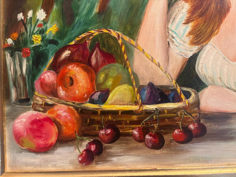 Puede incluir: Una pintura de bodeg&oacute;n que representa una cesta llena de frutas y verduras. La cesta est&aacute; hecha de madera trenzada y tiene un asa amarilla. La fruta incluye manzanas, peras, ciruelas y cerezas. Las verduras incluyen cebollas y un pimiento rojo. La pintura est&aacute; realizada en un estilo realista, con un enfoque en las texturas y los colores de los objetos.