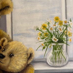 Puede incluir: Una pintura de un oso de peluche sentado junto a una ventana con un jarr&oacute;n de flores blancas y amarillas en el alf&eacute;izar de la ventana.
