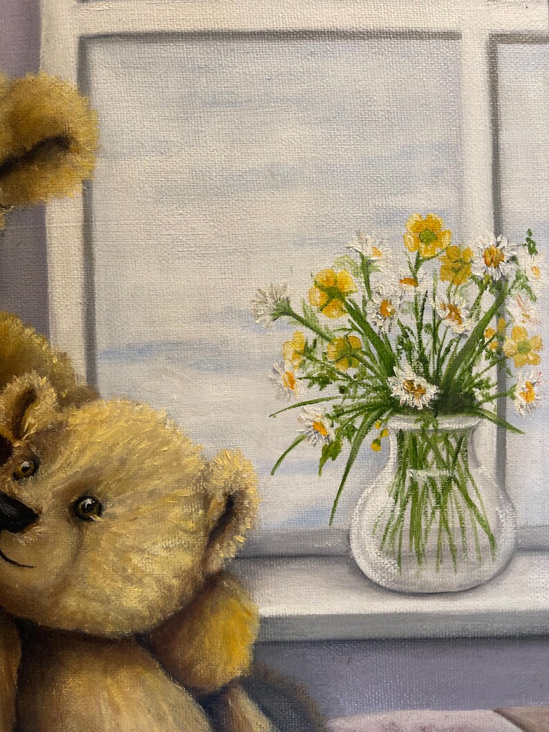 Puede incluir: Una pintura de un oso de peluche sentado junto a una ventana con un jarr&oacute;n de flores blancas y amarillas en el alf&eacute;izar de la ventana.