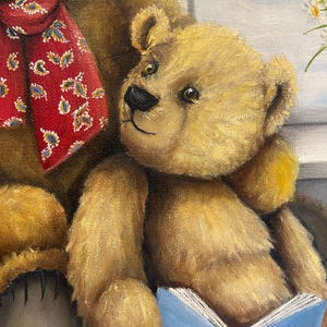 Puede incluir: Dos osos de peluche marrones, uno de ellos con una corbata de estampado paisley rojo y azul, est&aacute;n sentados juntos. El oso m&aacute;s peque&ntilde;o sostiene un libro azul con el t&iacute;tulo "The Bear Book" impreso en la portada.