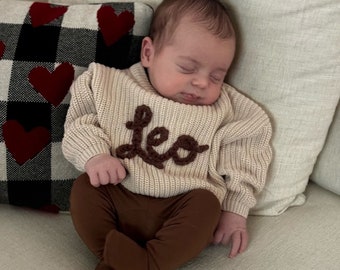 Benutzerdefinierter handbestickter Babynamen-Pullover, personalisierter Baby-Namenspullover, neugeborenes Geschenk für neue Mutter, neugeborenes Geschenk für Baby-Jungen und Mädchen