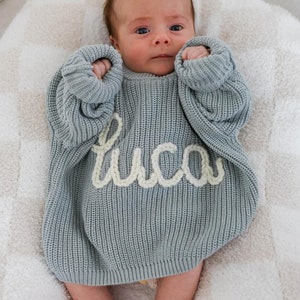 Benutzerdefinierter handbestickter Babynamen-Pullover, personalisierter Baby-Namenspullover, neugeborenes Geschenk für neue Mutter, neugeborenes Geschenk für Baby-Jungen und Mädchen Bild 1