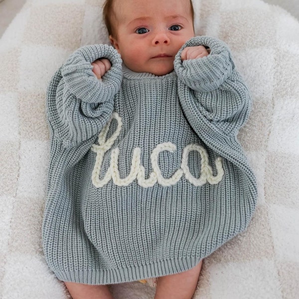 Benutzerdefinierter handbestickter Babynamen-Pullover, personalisierter Baby-Namenspullover, neugeborenes Geschenk für neue Mutter, neugeborenes Geschenk für Baby-Jungen und Mädchen