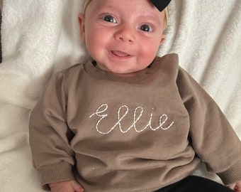 Aangepaste handgeborduurde babynaam sweatshirt, gestikt babynaam sweatshirt, pasgeboren cadeau voor nieuwe moeder, pasgeboren cadeau voor babyjongen en meisje