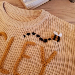 Benutzerdefinierter handbestickter Babynamen-Pullover, personalisierter Baby-Namenspullover, neugeborenes Geschenk für neue Mutter, neugeborenes Geschenk für Baby-Jungen und Mädchen Bild 8