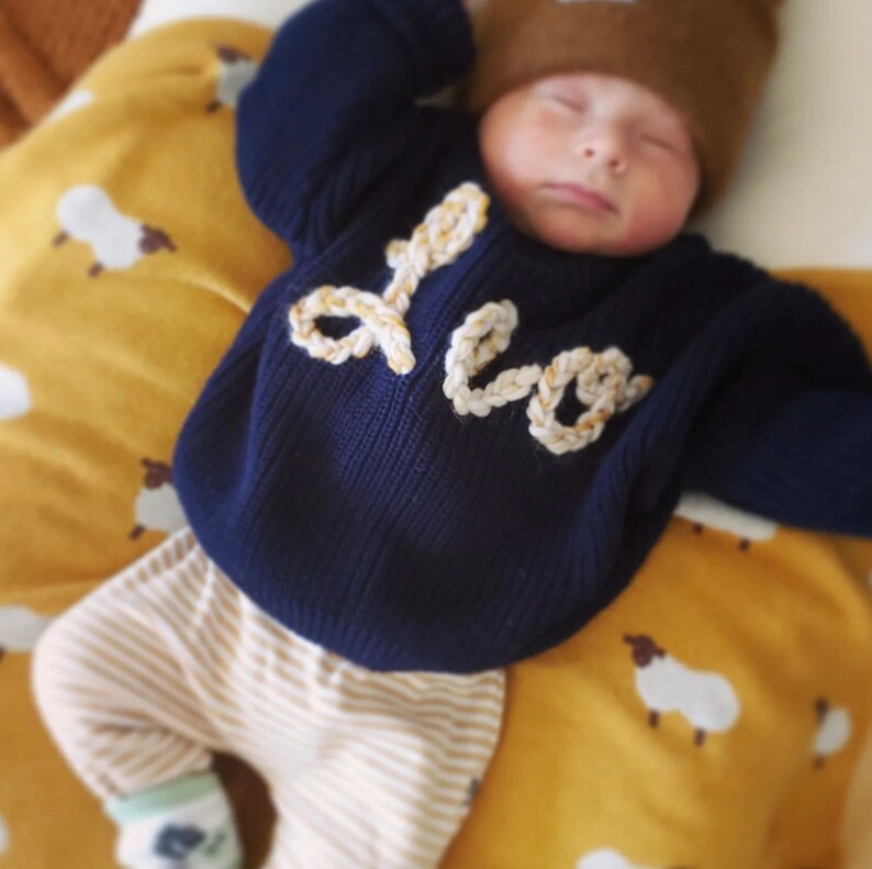 Benutzerdefinierter handbestickter Babynamen-Pullover, personalisierter Baby-Namenspullover, neugeborenes Geschenk für neue Mutter, neugeborenes Geschenk für Baby-Jungen und Mädchen Bild 7