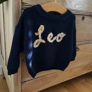 Benutzerdefinierter handbestickter Babynamen-Pullover, personalisierter Baby-Namenspullover, neugeborenes Geschenk für neue Mutter, neugeborenes Geschenk für Baby-Jungen und Mädchen Bild 6