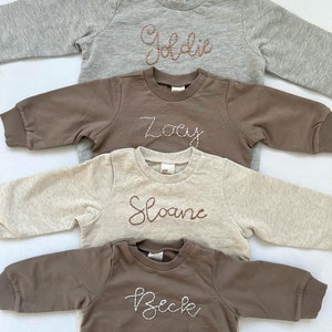 Sweat personnalisé prénom brodé à la main, sweat prénom cousu, cadeau nouveau-né pour nouvelle maman, cadeau nouveau-né pour bébé garçon et fille image 1