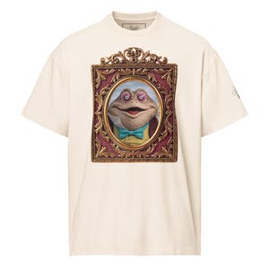 Könnte beinhalten: Ein Set aus drei Keramikbechern mit gesprenkelter, matter Oberfläche. Die Becher sind in Creme-, Hellgrau- und Dunkelgrautönen gehalten. Jeder Becher hat ein schlichtes, minimalistisches Design und einen abgerundeten Henkel. Für Kaffee oder Tee.