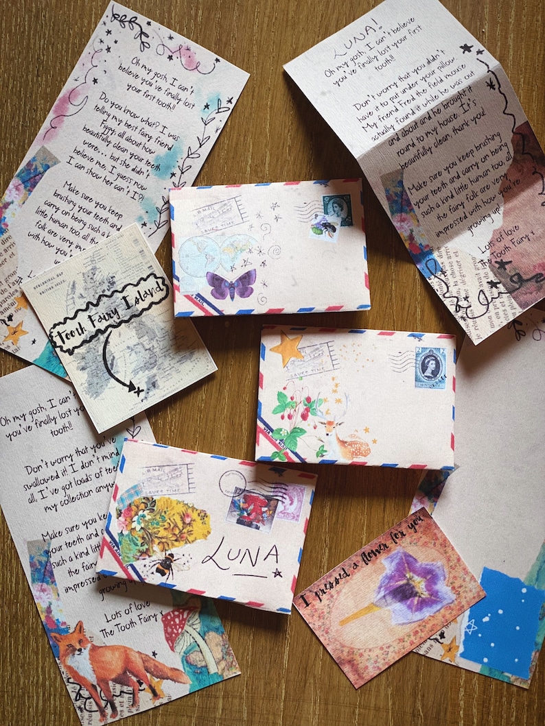 Puede incluir: Una colecci&oacute;n de sobres coloridos con notas escritas a mano e ilustraciones. Los sobres est&aacute;n decorados con flores, mariposas y otros dise&ntilde;os caprichosos. Las notas est&aacute;n dirigidas a "Luna" e incluyen mensajes del Hada de los Dientes.