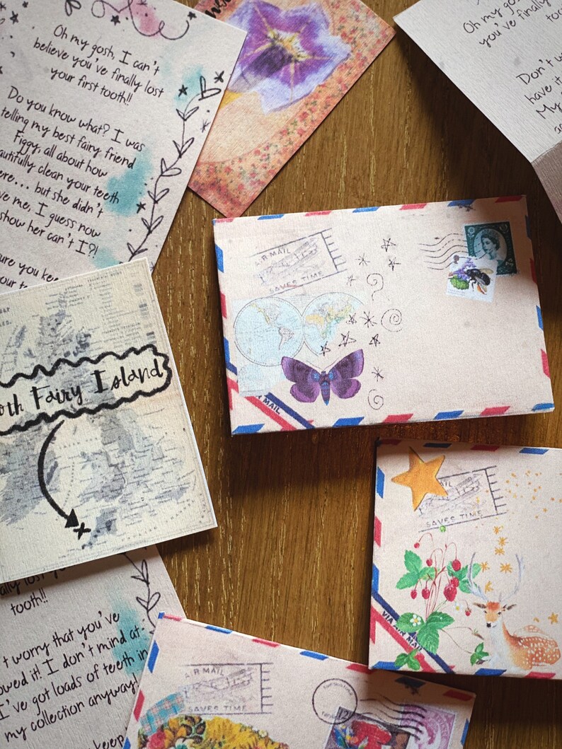 Puede incluir: Una colecci&oacute;n de sobres con varios dise&ntilde;os, incluyendo una mariposa, un ciervo y una fresa. Los sobres est&aacute;n decorados con estrellas, flores y otros detalles caprichosos. El texto en un sobre dice "Save Time".