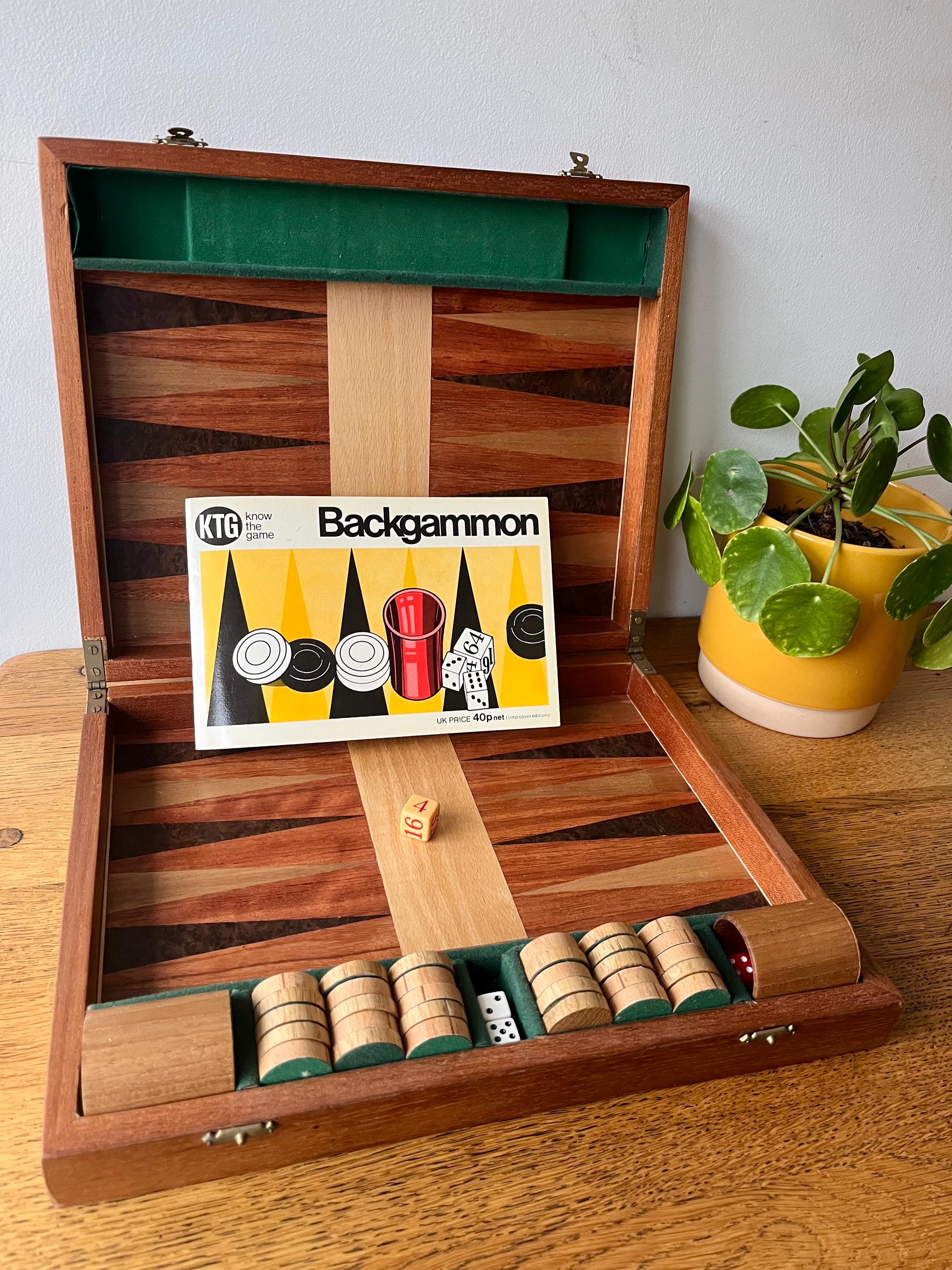 Ancien Backgammon 71x51 Cm - Années 30 - Avec Gobelet En Cuir Et Dés - Jeton 5 Cm