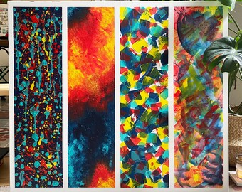 Könnte beinhalten: Vier abstrakte Gemälde auf Leinwand, jedes mit einem anderen Farbschema und Stil. Das erste Gemälde ist ein blauer und schwarzer Hintergrund mit Spritzern von gelber, roter und türkisfarbener Farbe. Das zweite Gemälde ist ein feuriger orangefarbener und gelber Hintergrund mit einem dunkelblauen und schwarzen Hintergrund. Das dritte Gemälde ist ein farbenfrohes abstraktes Design mit roter, gelber, blauer und grüner Farbe. Das vierte Gemälde ist ein grüner und gelber Hintergrund mit Spritzern von roter und blauer Farbe.