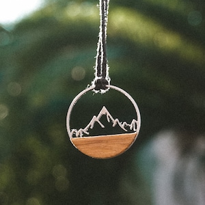 Collier montagne fait main, pendentif bois et acier inoxydable