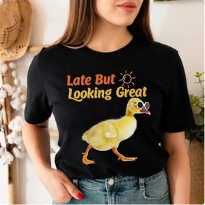 Laat maar ziet er geweldig uit, png PNGEgg | Leuk eendje met afbeelding zonnebril | Grappig dier citaat digitale download | Zomer T-shirt sublimatieontwerp