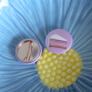 lesbian - button pin 25mm by Irono Yami