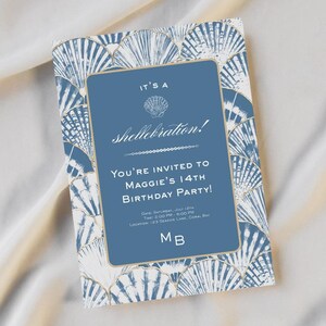Invitación editable de cumpleaños de Shellebration • Invitación para fiesta con temática de playa • Tarjeta imprimible azul y dorada