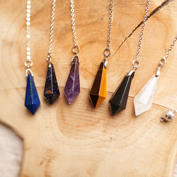 Pendule divinatoire en Cristal de roche, quartz rose, onyx noir, oeil de tigre, amethyste, lapis lazuli.