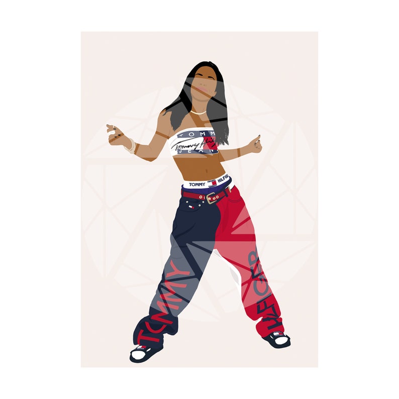 Puede incluir: Una mujer con un top blanco corto con el texto "Tommy Hilfiger" y un logotipo rojo y azul. Lleva pantalones vaqueros rojos y azules con el texto "Tommy Hilfiger" en las piernas. Tambi&eacute;n lleva un cintur&oacute;n negro con una hebilla plateada.