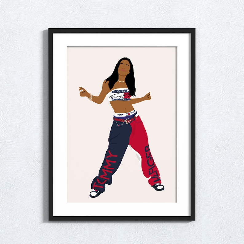 Puede incluir: Una ilustraci&oacute;n digital de una mujer con un top blanco corto con la frase "Tommy Hilfiger" impresa, pantalones vaqueros rojos y azules con la frase "Tommy Hilfiger" impresa y un cintur&oacute;n blanco con la frase "Tommy Hilfiger" impresa.