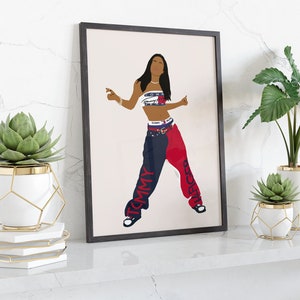 Puede incluir: Una ilustraci&oacute;n enmarcada de una mujer que lleva un top corto blanco con un logotipo azul y rojo, un cintur&oacute;n rojo y pantalones azules y rojos con las palabras "Tommy" y "Hilfiger" impresas en ellos. La mujer est&aacute; posando con los brazos extendidos.