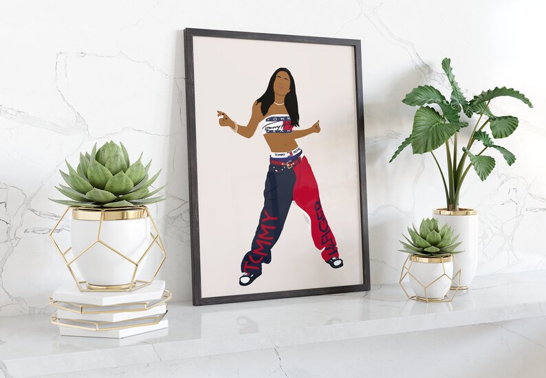 Puede incluir: Una ilustraci&oacute;n enmarcada de una mujer que lleva un top corto blanco con un logotipo azul y rojo, un cintur&oacute;n rojo y pantalones azules y rojos con las palabras "Tommy" y "Hilfiger" impresas en ellos. La mujer est&aacute; posando con los brazos extendidos.