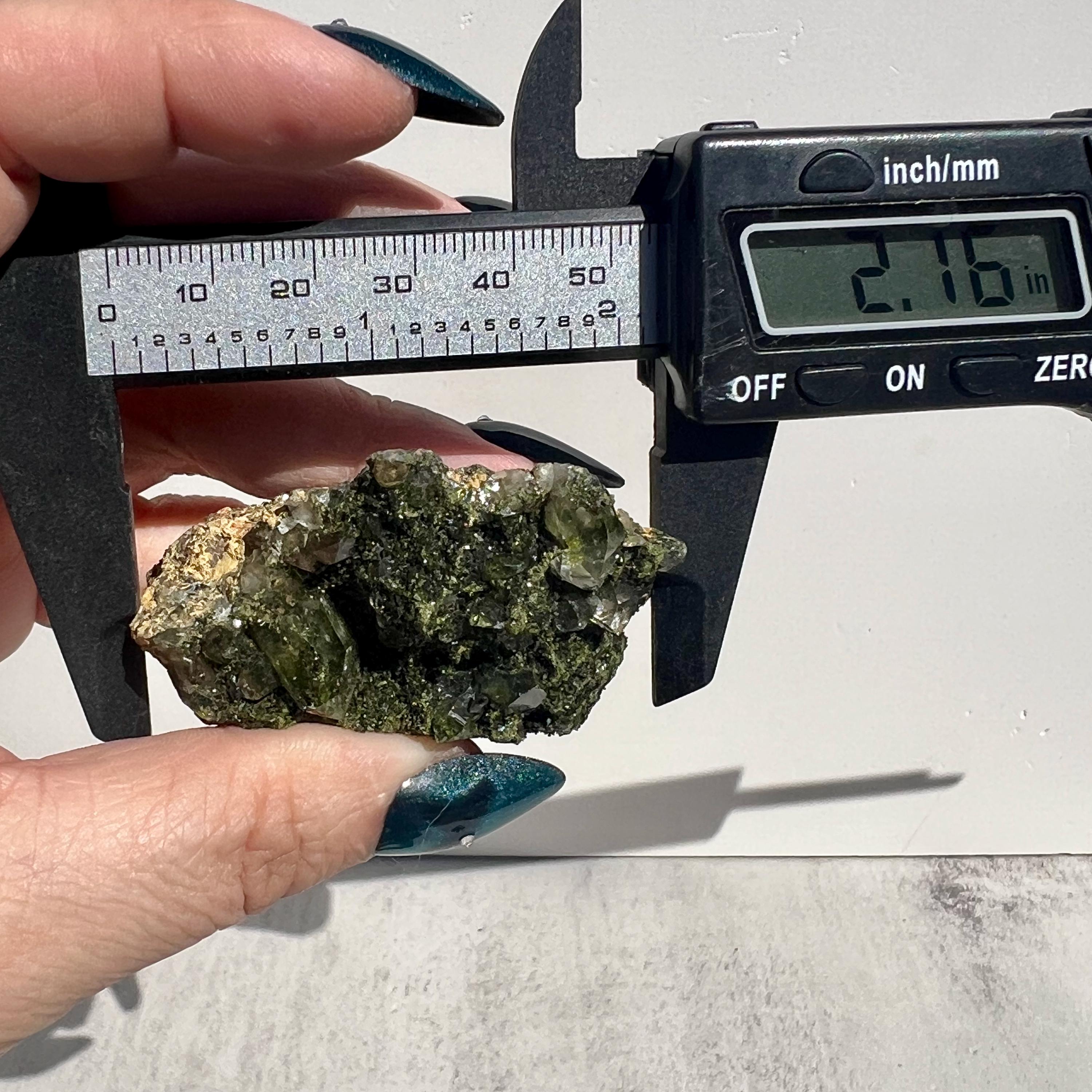 エピドートとクォーツの標本：トルコ産の輝くフェアリークォーツ