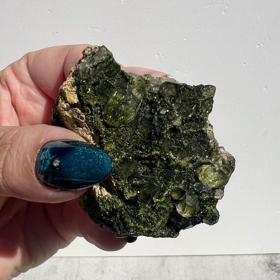 エピドートとクォーツの標本：トルコ産の輝くフェアリークォーツ