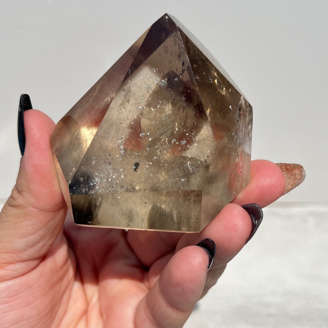 スモーキークォーツタワー：虹、幻影、そして庭のインクルージョン