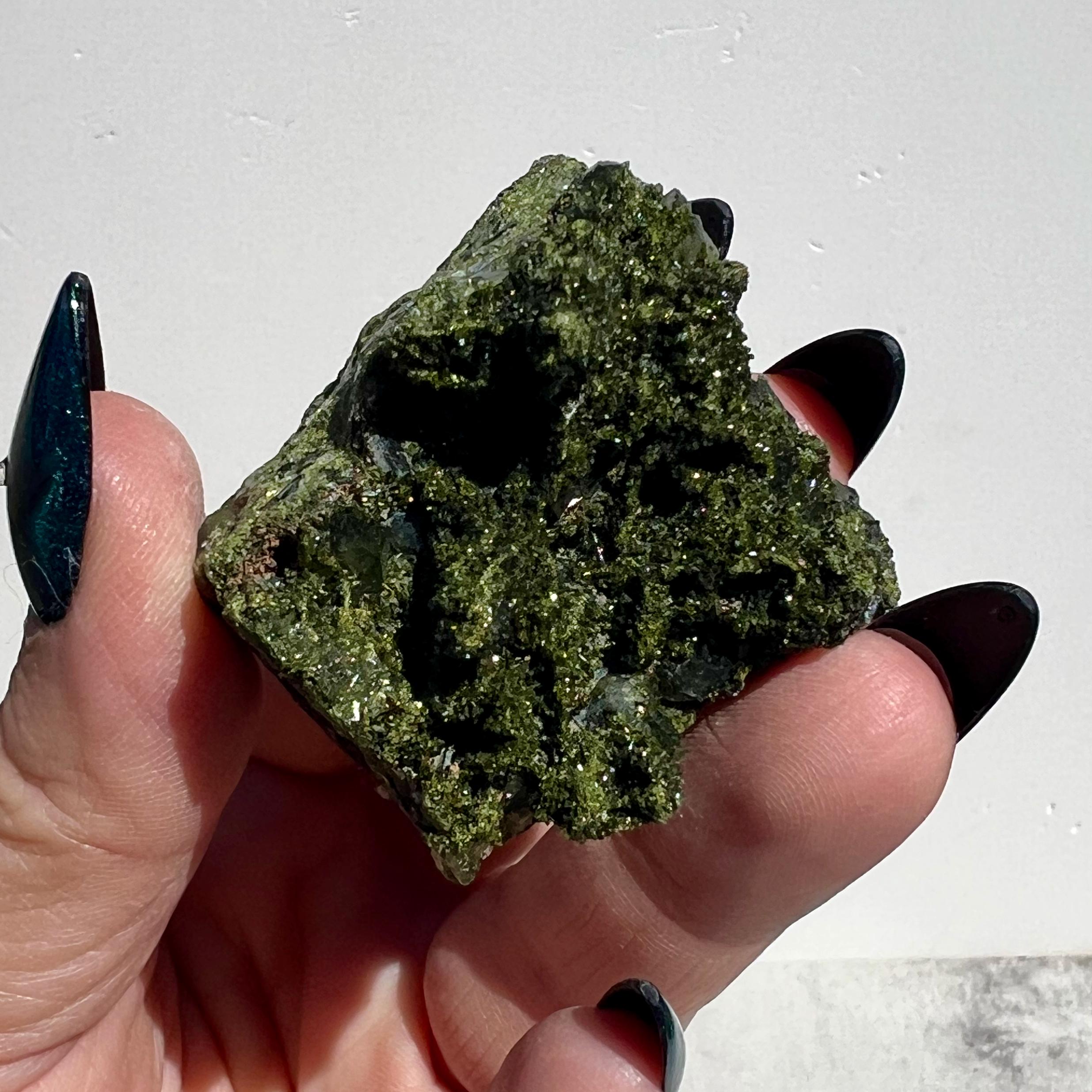 エピドートとクォーツの原石標本｜トルコ、ハッカリ県産の輝く